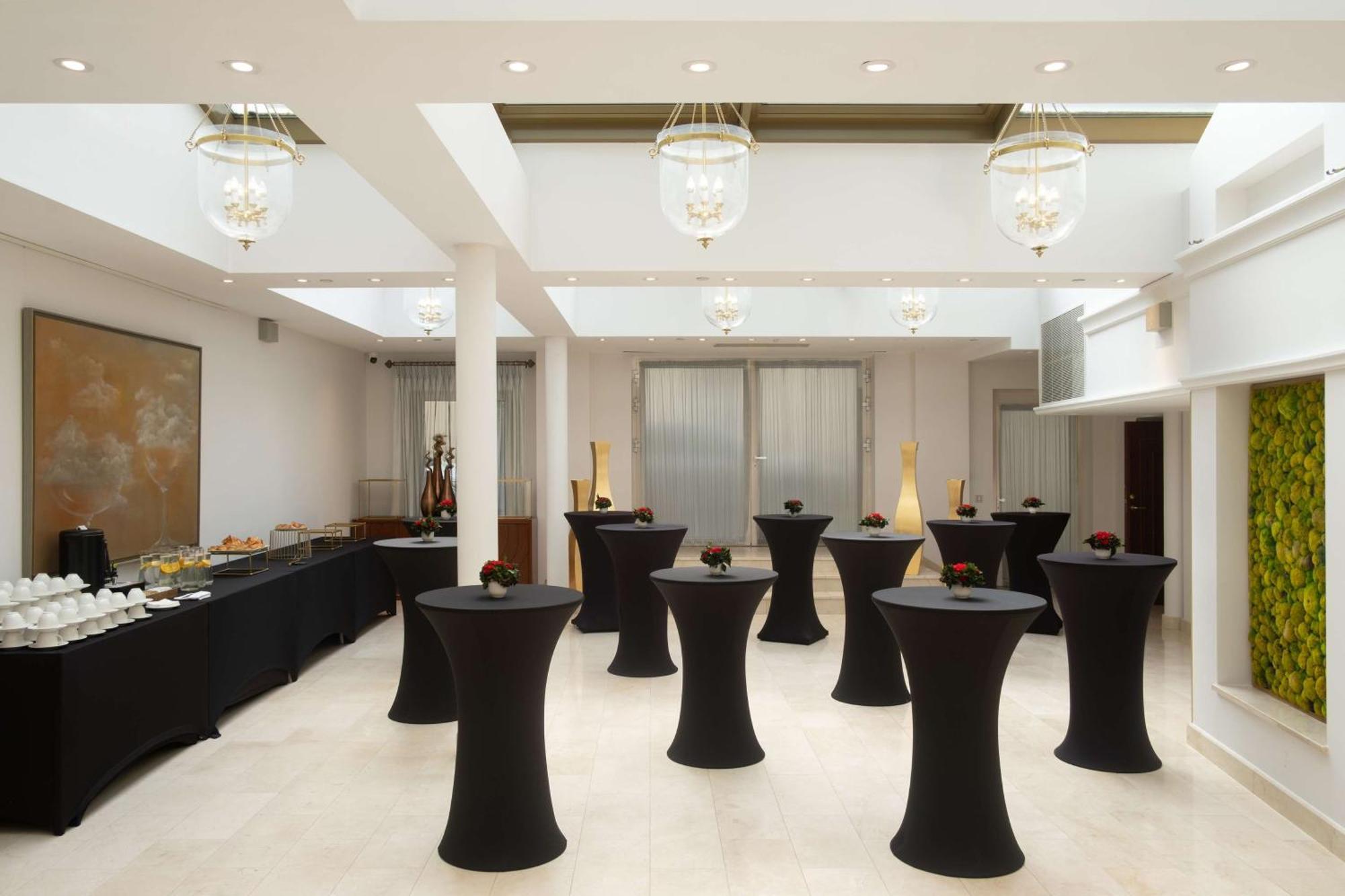 Grand Vilnius, Curio Collection By Hilton Hotel Wilna